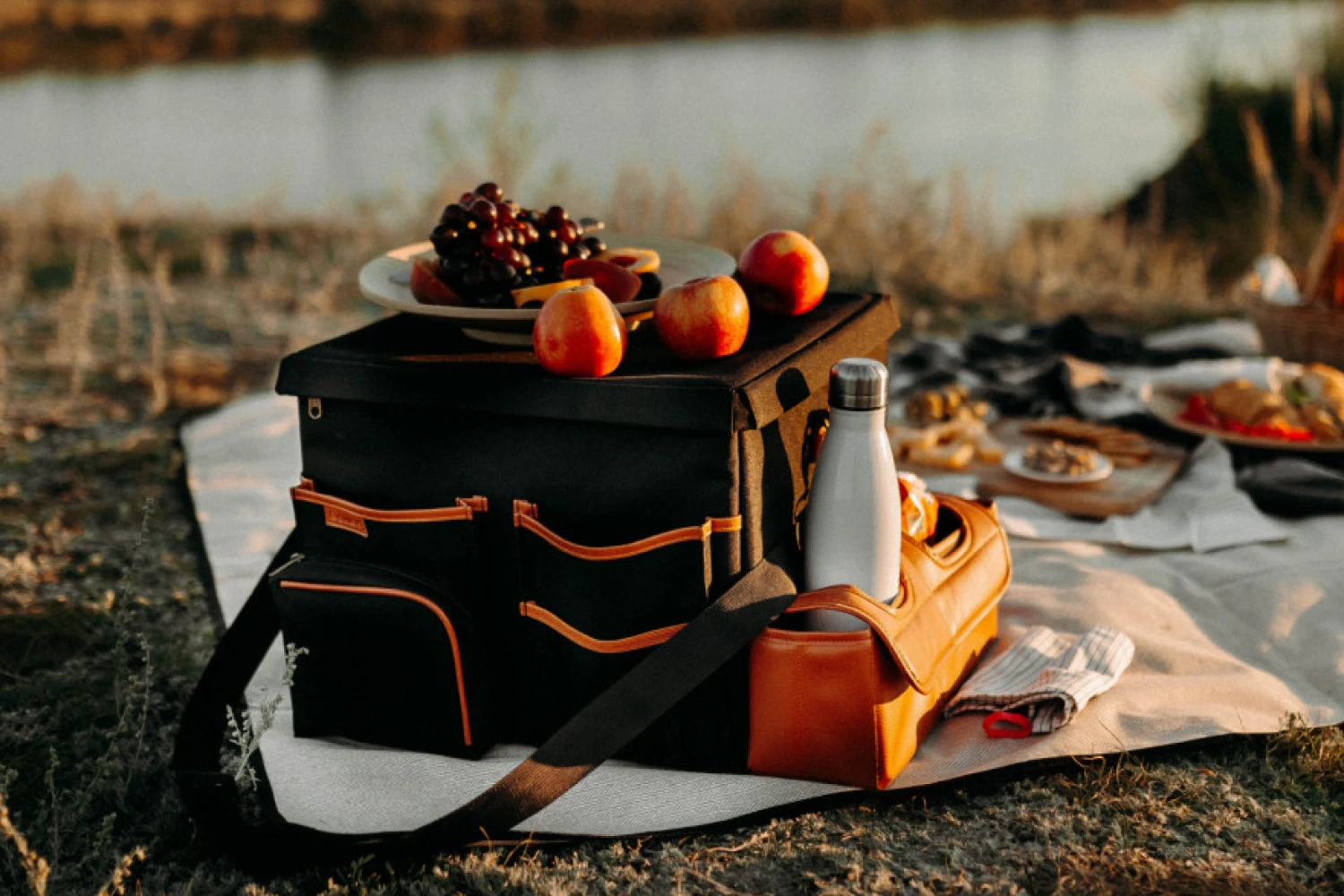 white picnic blanket waterproof